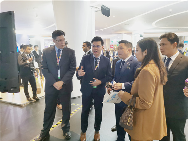 马来西亚国际贸易及工业部长拿督达勒雷京亲临杏盛娱乐展位.jpg